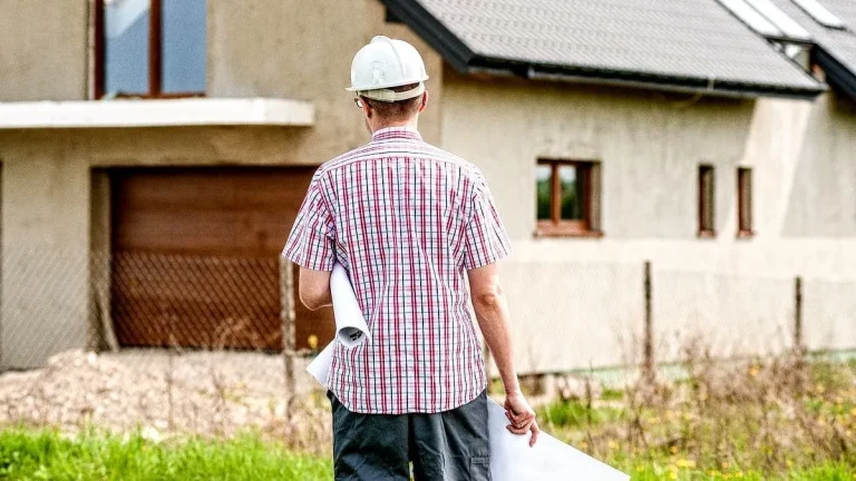 كيف تختار المقاول المناسب لبناء منزلك من خلال 8 طرق